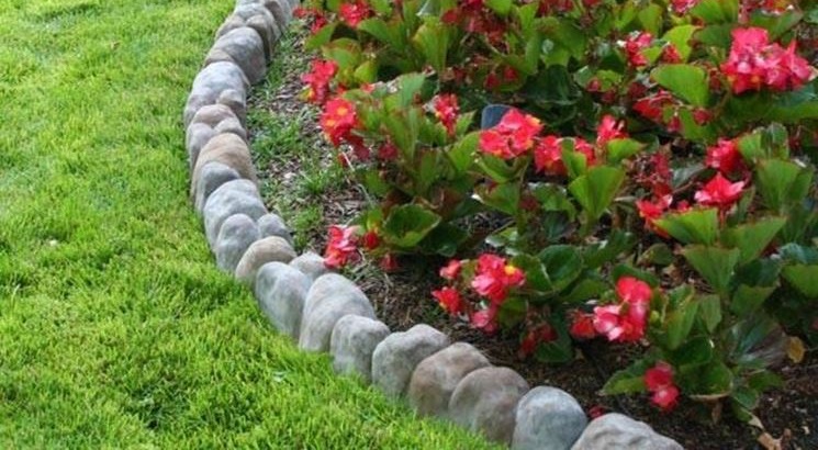 aiuole fiorite giardino con cordoli in pietra