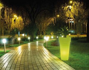 come illuminare il giardino